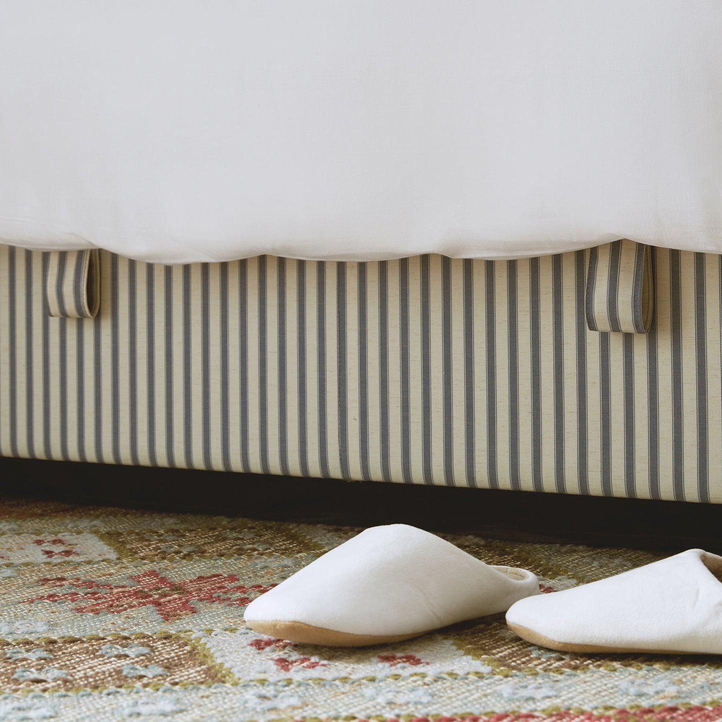 Lit ottoman rembourré Chilworth, mélange de lin à rayures bleues