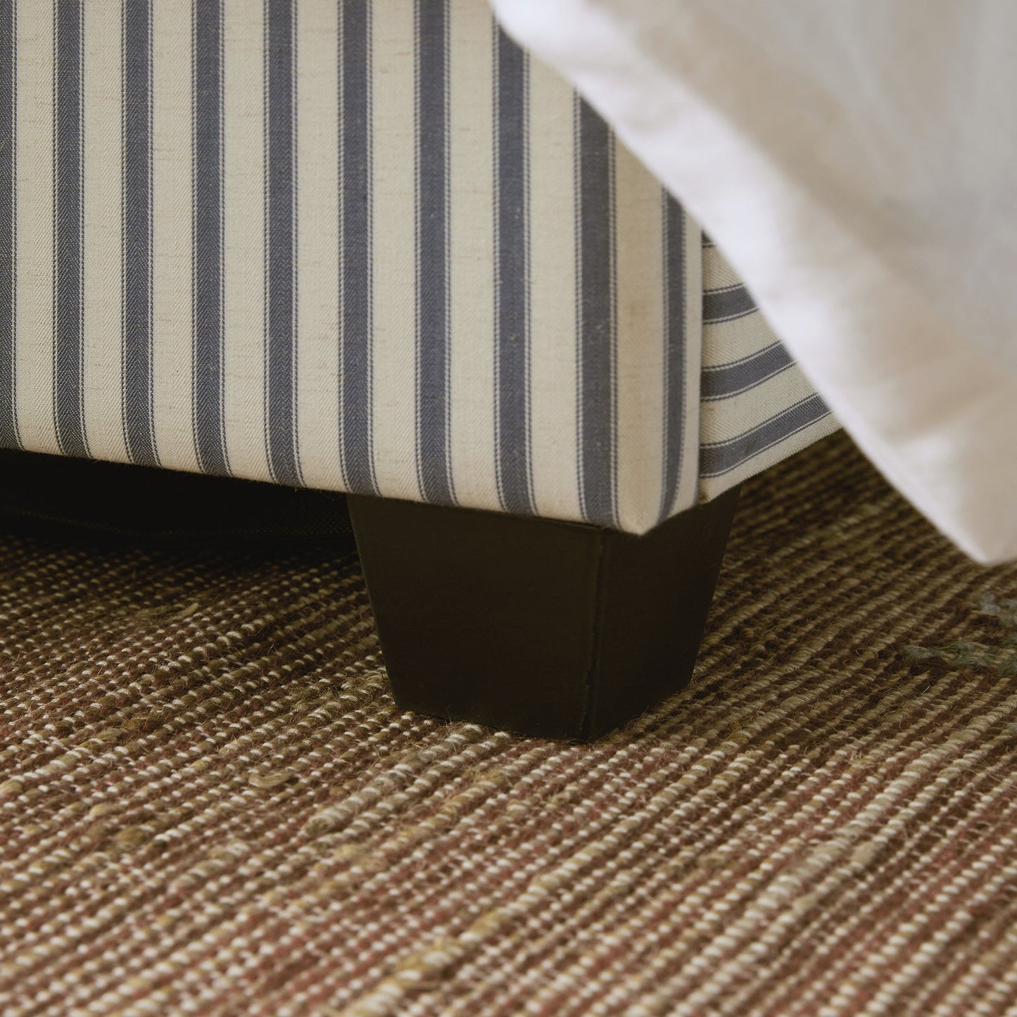 Lit ottoman rembourré Chilworth, mélange de lin à rayures bleues