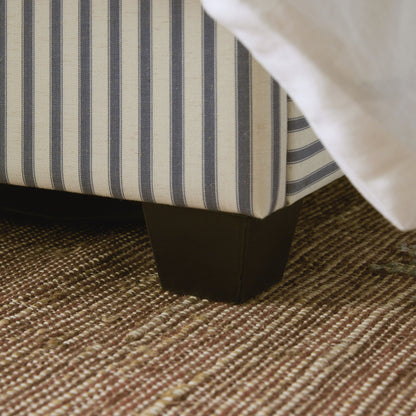 Lit ottoman rembourré Chilworth, mélange de lin à rayures bleues