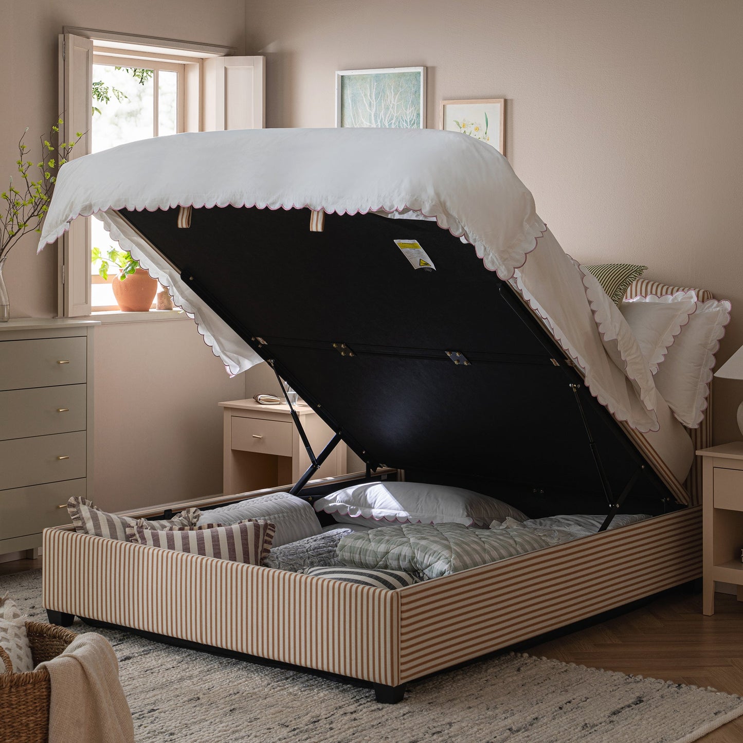 Lit coffre ottoman rembourré Chilworth, mélange de lin à rayures ocres