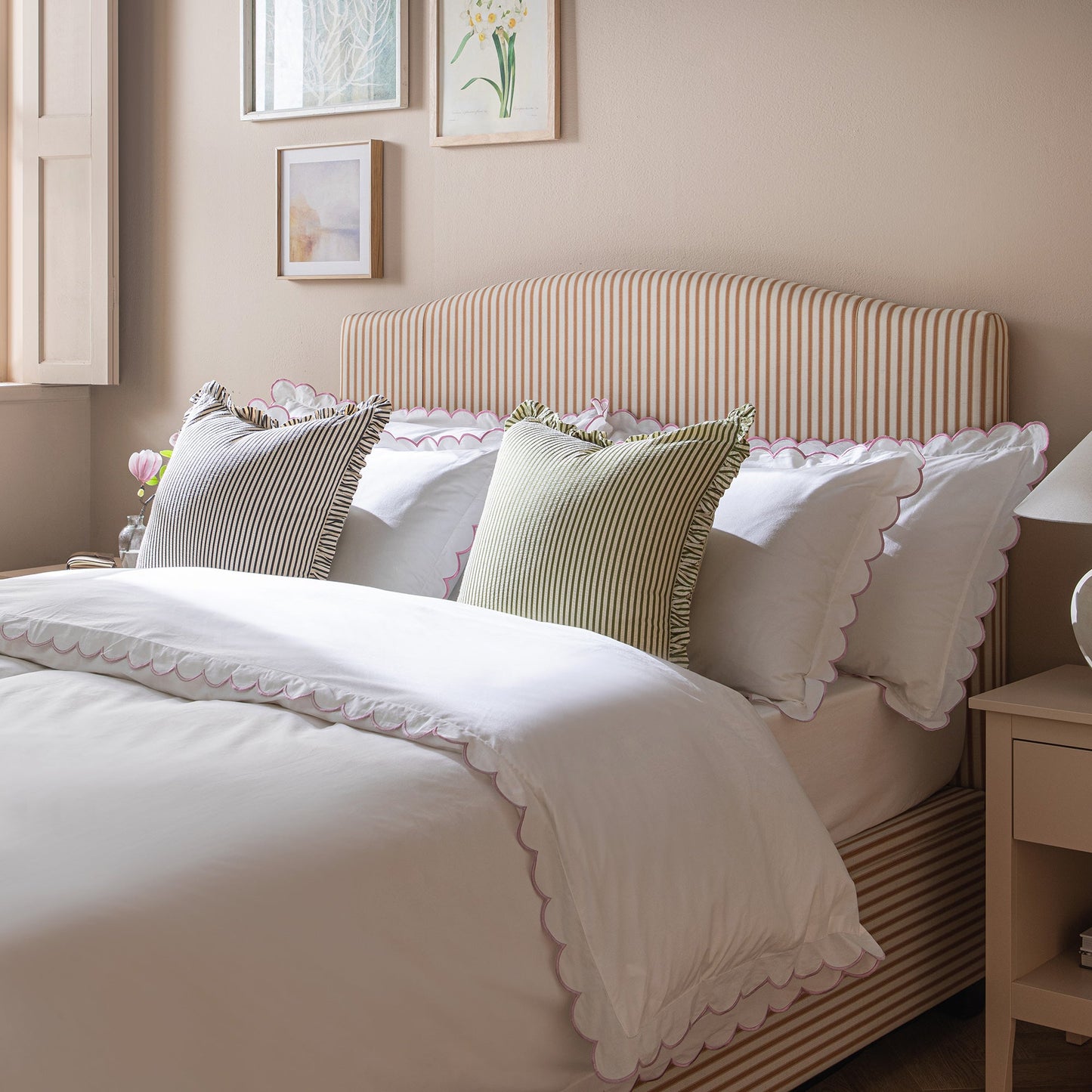 Lit coffre ottoman rembourré Chilworth, mélange de lin à rayures ocres