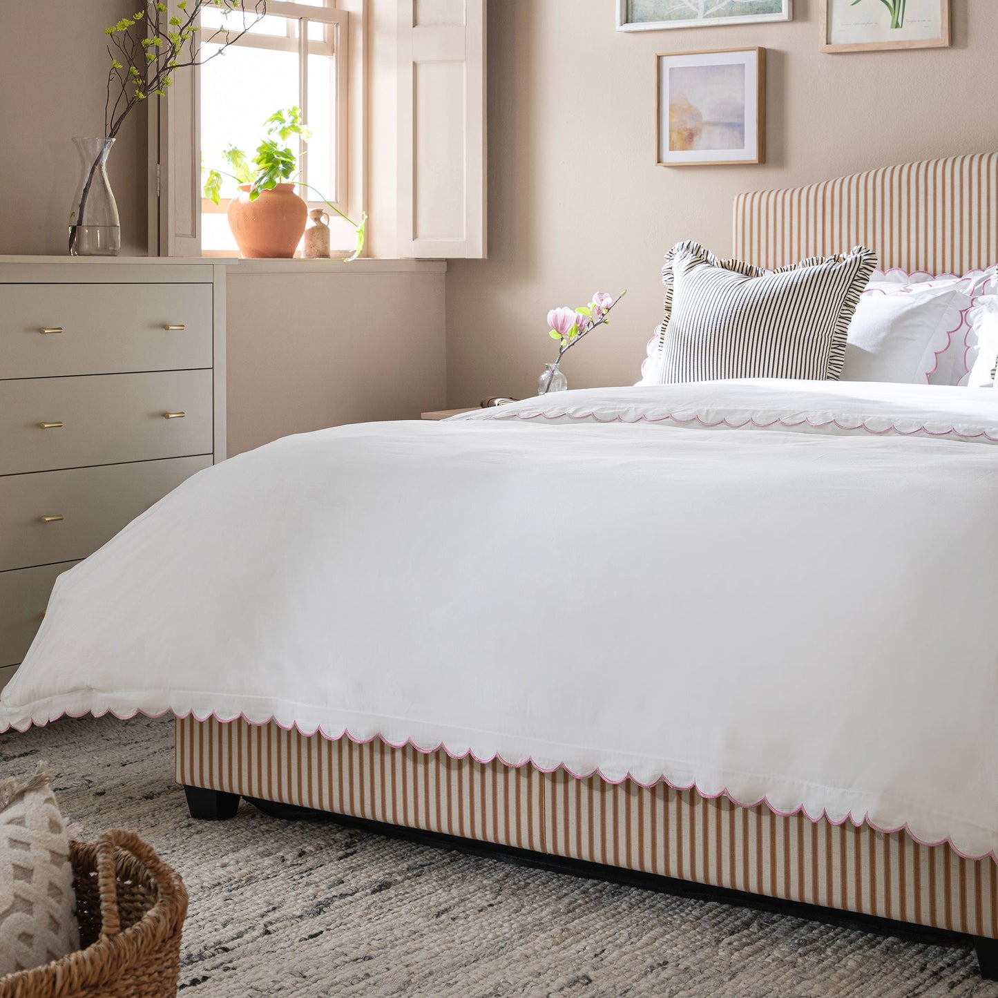 Lit coffre ottoman rembourré Chilworth, mélange de lin à rayures ocres