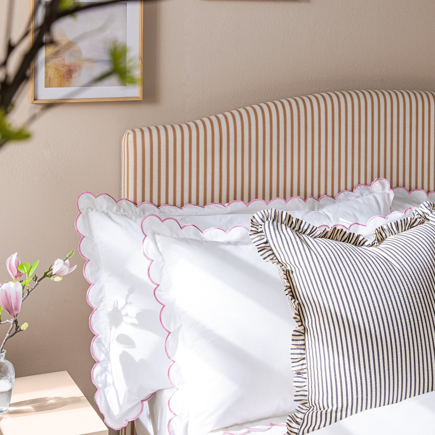 Lit coffre ottoman rembourré Chilworth, mélange de lin à rayures ocres