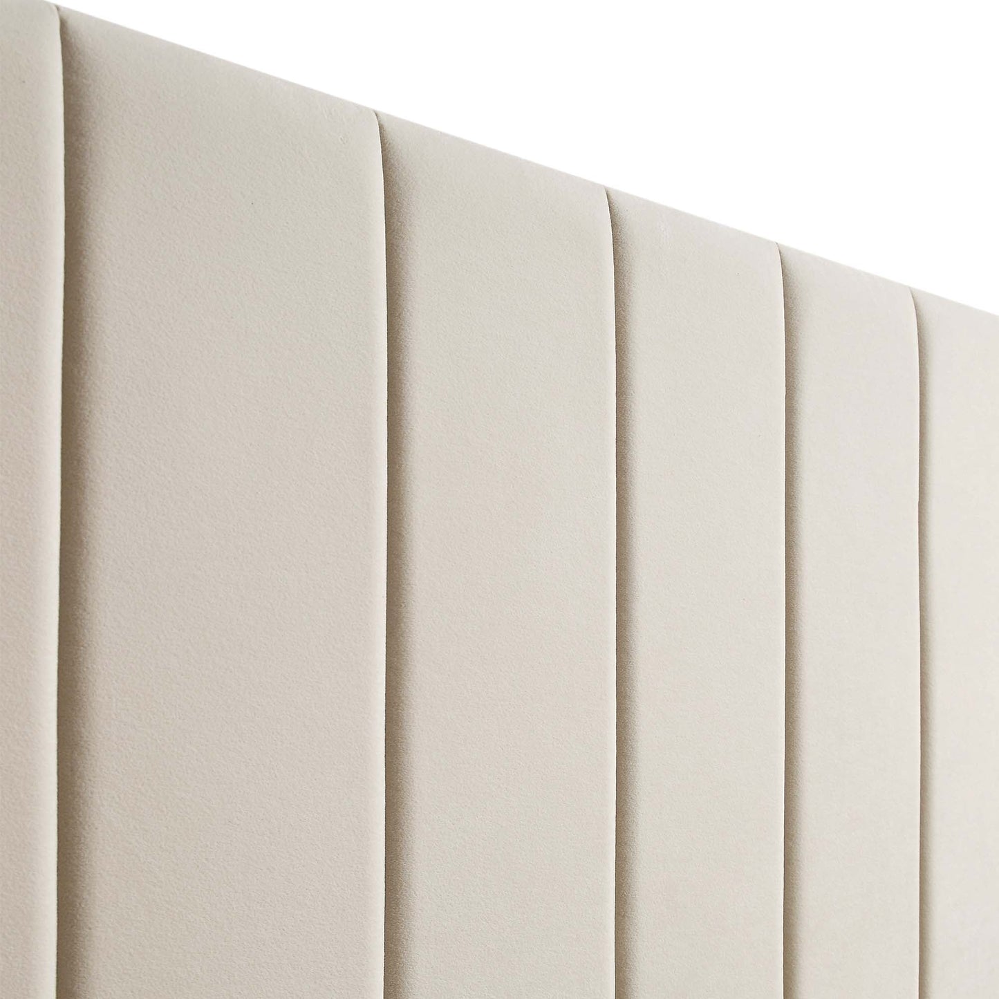 Cadre de lit rembourré en velours Sylvie avec pieds chromés dorés, velours champagne