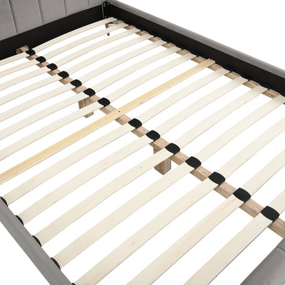 Cadre de lit rembourré en velours Sylvie avec pieds chromés dorés (gris)