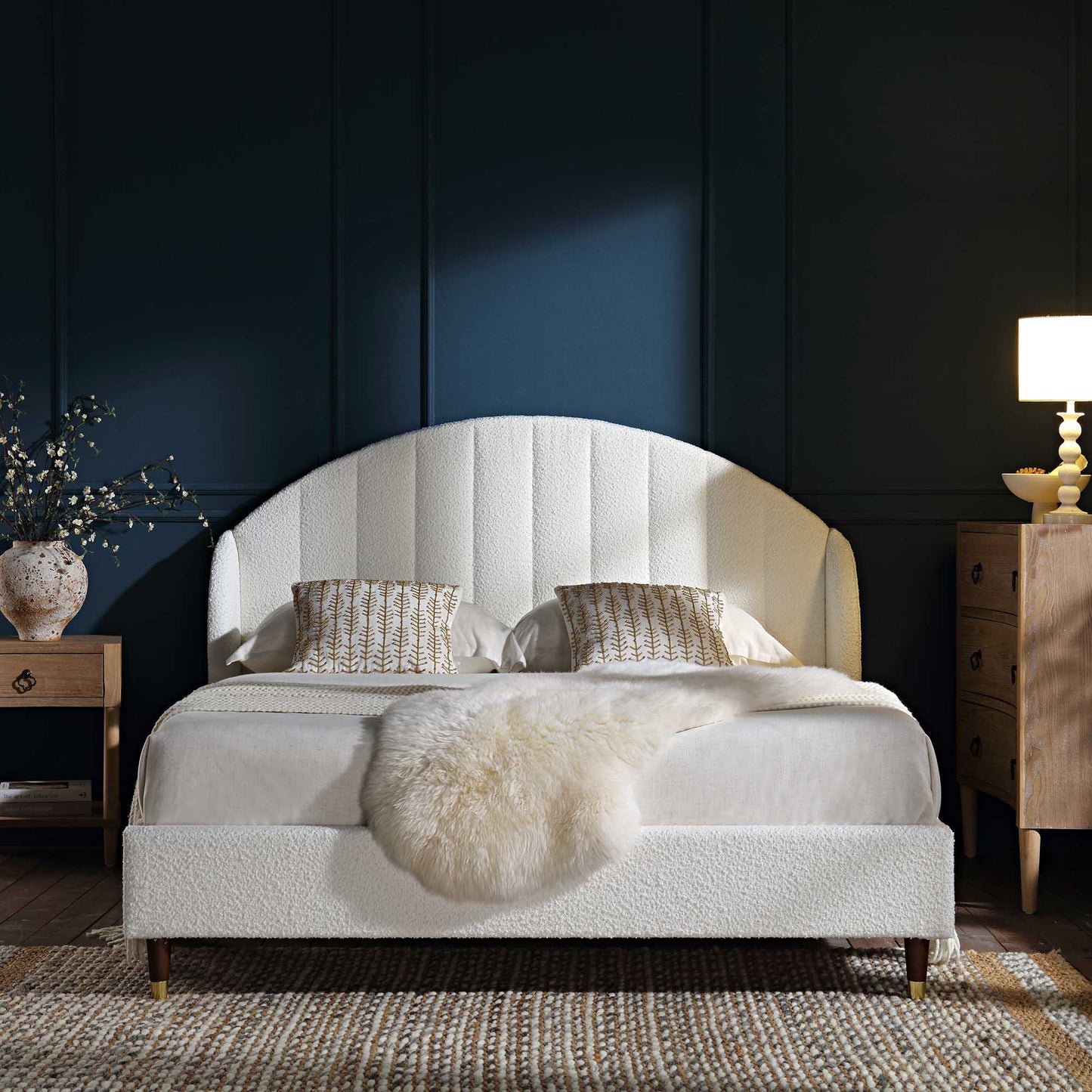 Cadre de lit rembourré Eleanor White Boucle avec tête de lit bombée