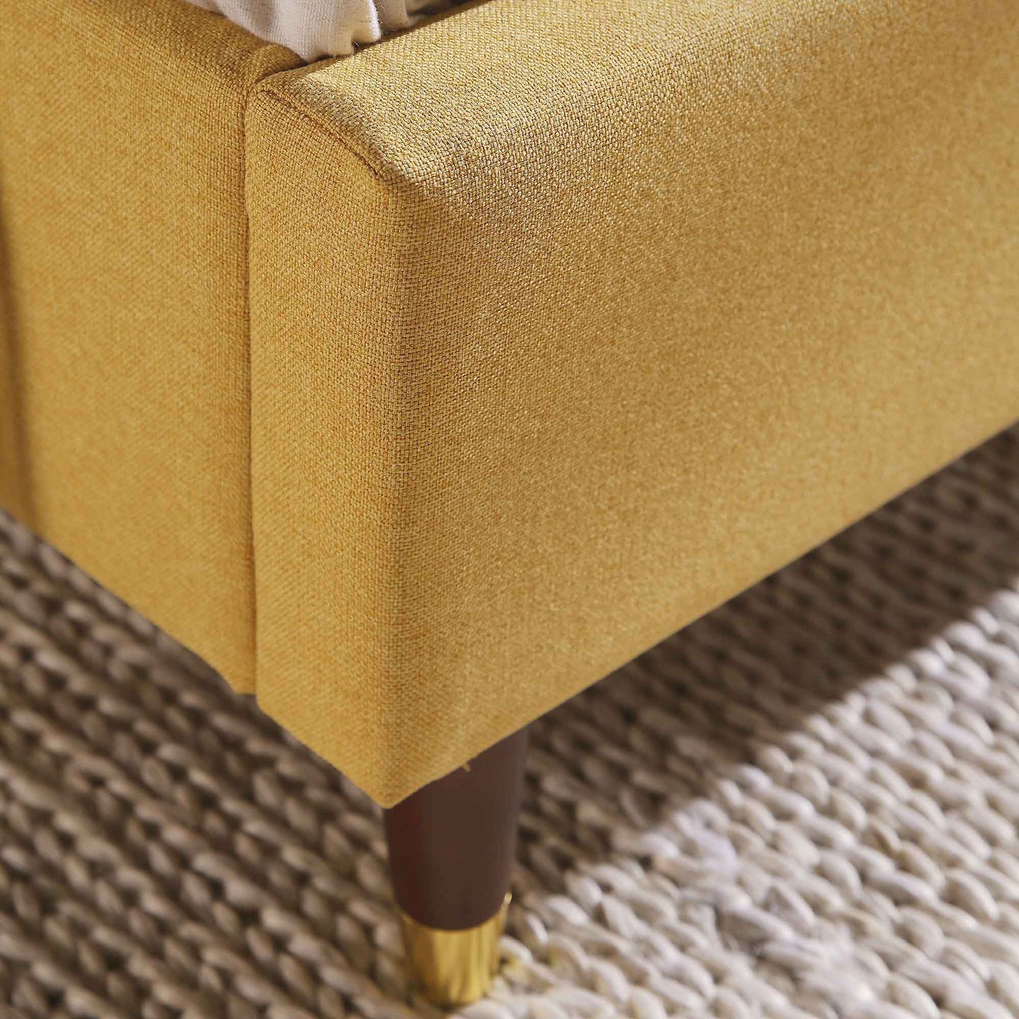 Cadre de lit rembourré en tissu jaune tournesol Eleanor avec tête de lit bombée