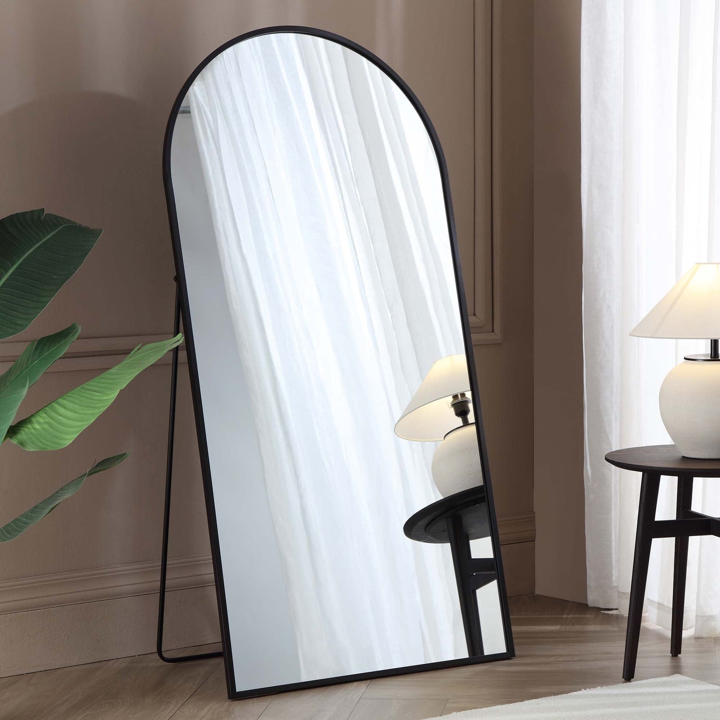 Miroir sur pied arqué Dina avec cadre en métal, 160 x 76 cm, noir