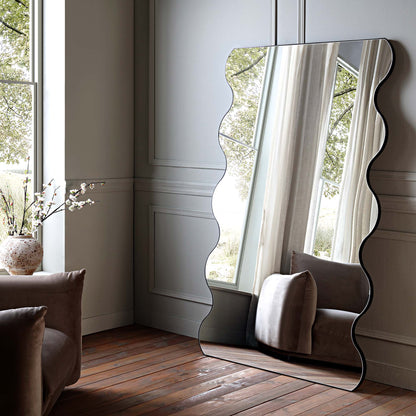 Miroir pleine longueur incurvé Luisa Wavy 180 x 110 cm, noir