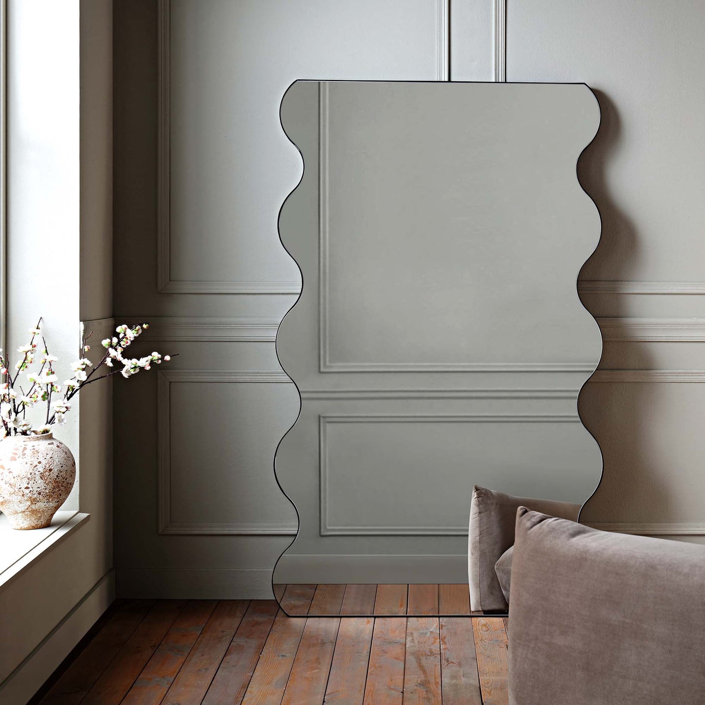 Miroir pleine longueur incurvé Luisa Wavy 180 x 110 cm, noir