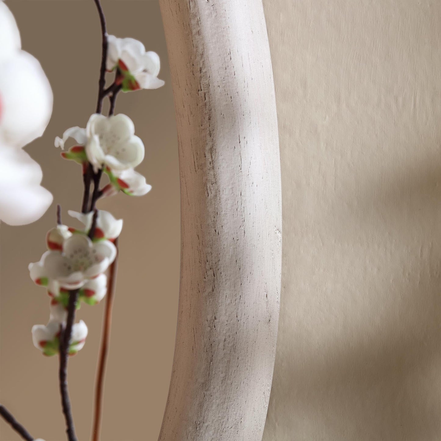 Miroir mural en bois irrégulier Edo 100 x 76 cm, blanc délavé