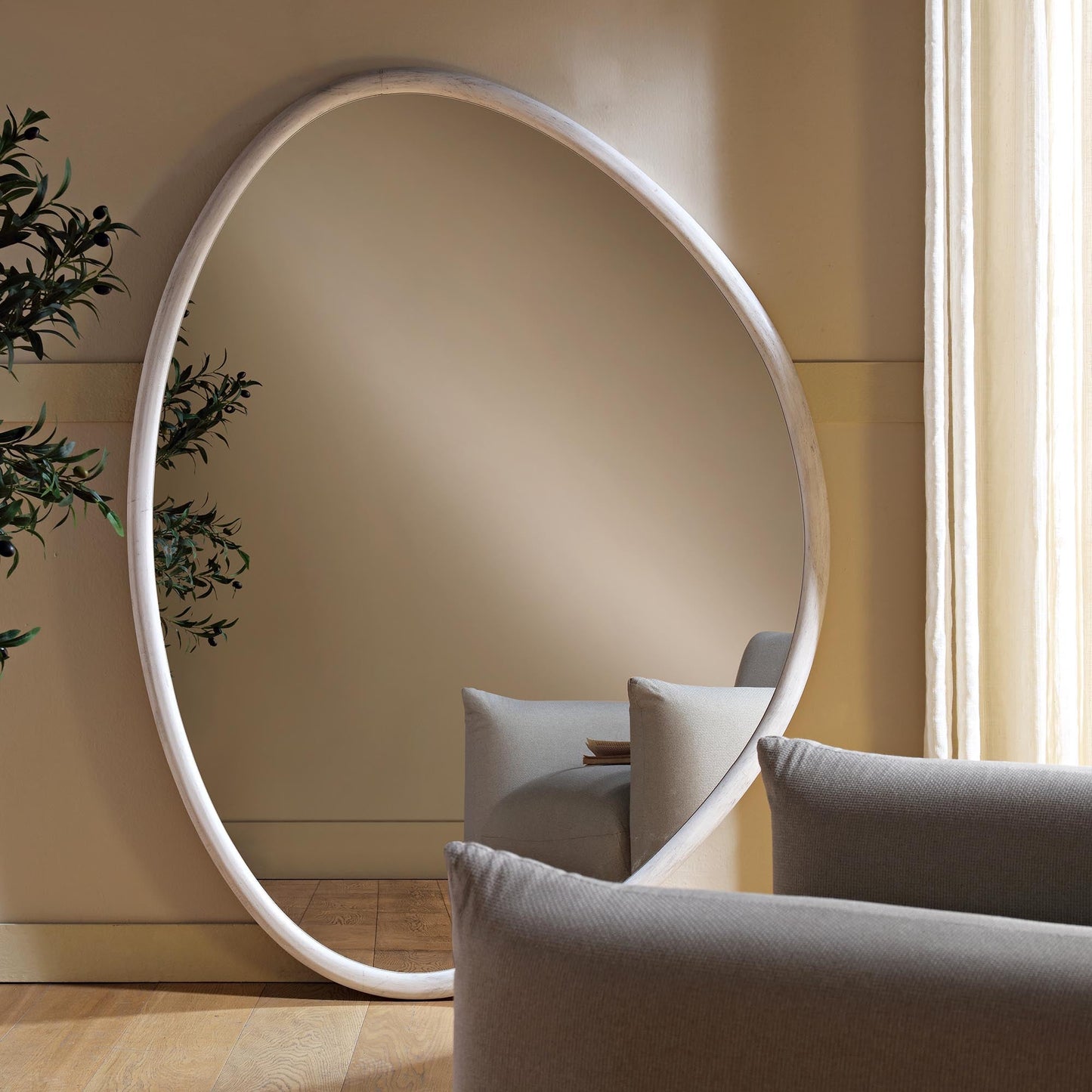 Grand miroir en bois Edo Irregular Pebble 160 x 120 cm, blanc délavé
