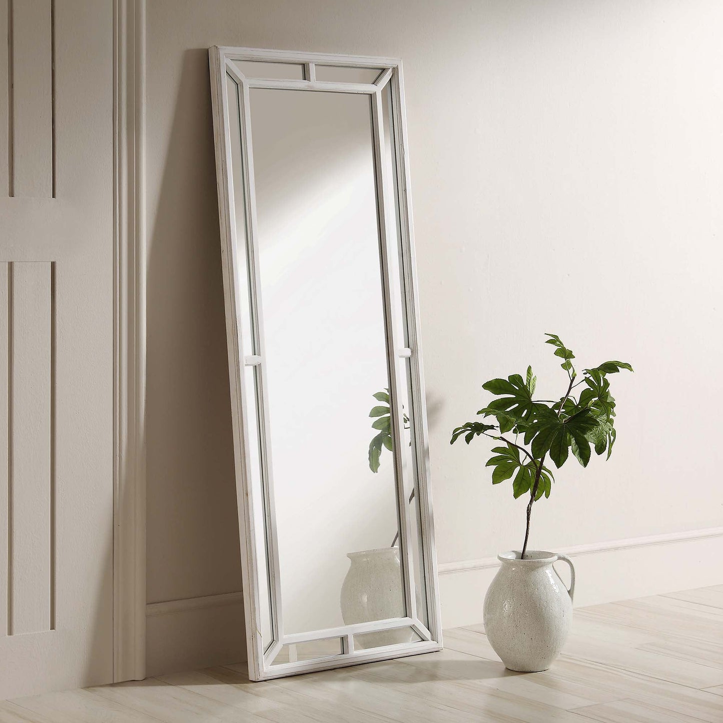Miroir de fenêtre pleine longueur avec cadre en bois blanc délavé Edgeworth 160 x 60 cm