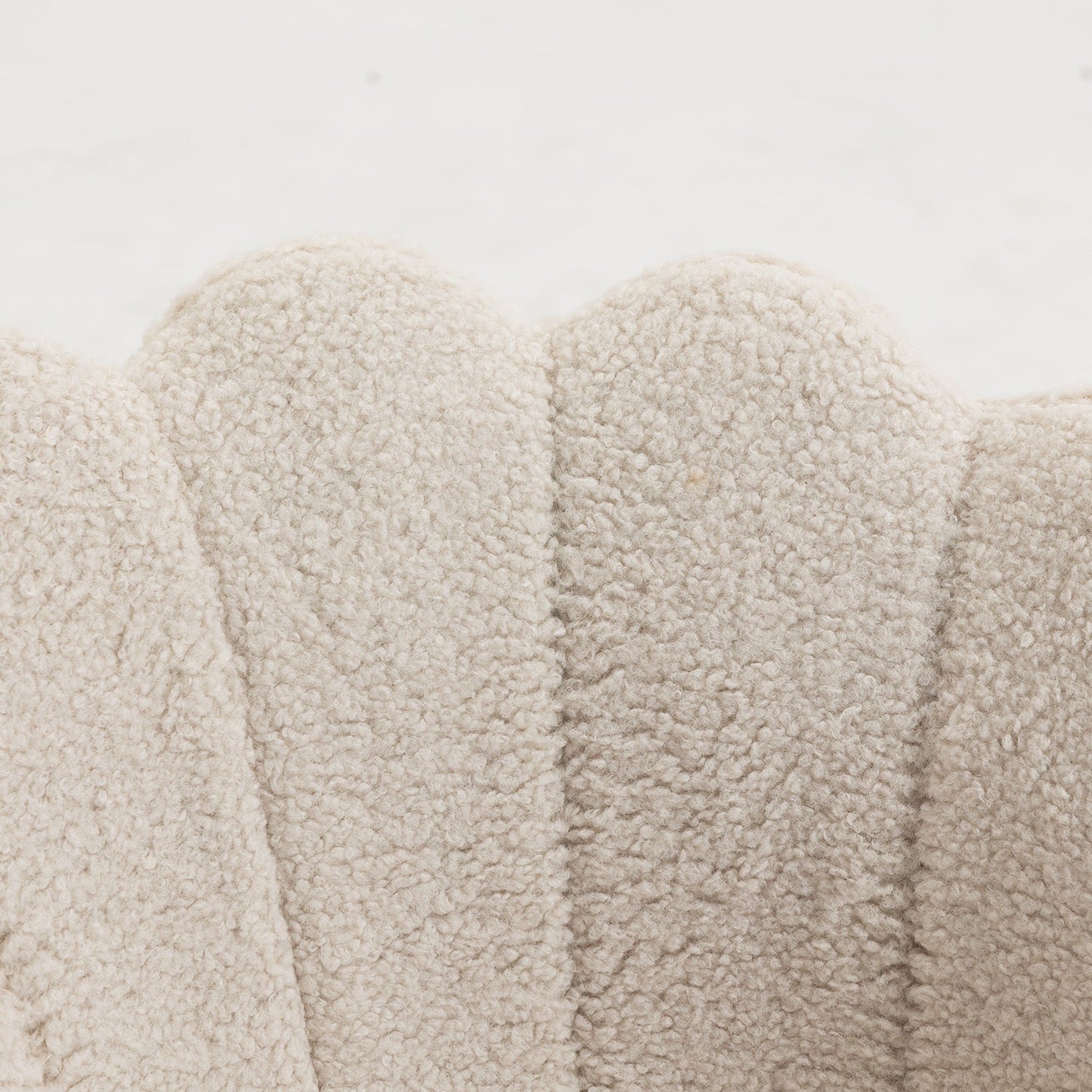 Chaise pivotante festonnée Hepburn (bouclée écrue)