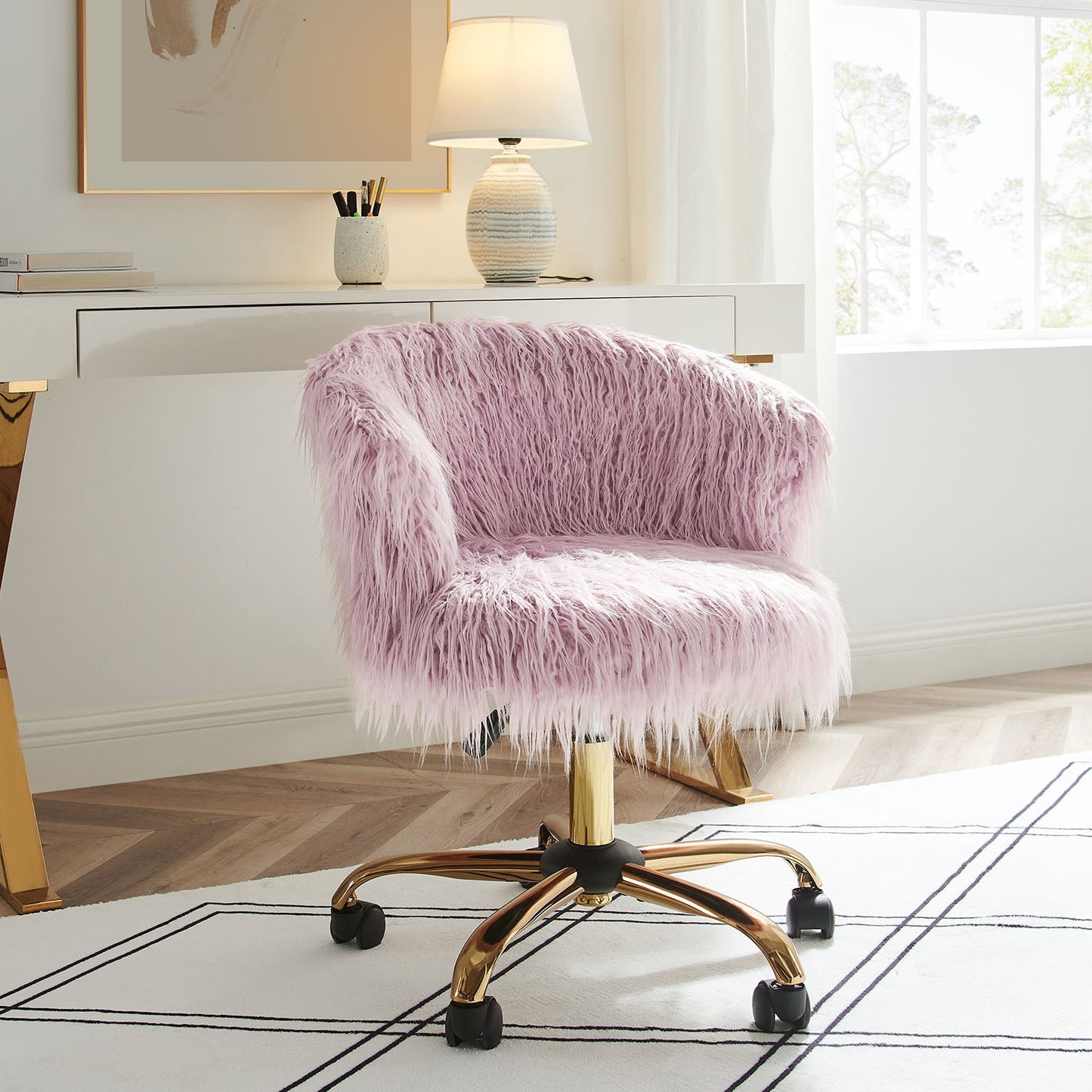 Fauteuil pivotant en fausse fourrure à poils longs Kylie Plush, rose
