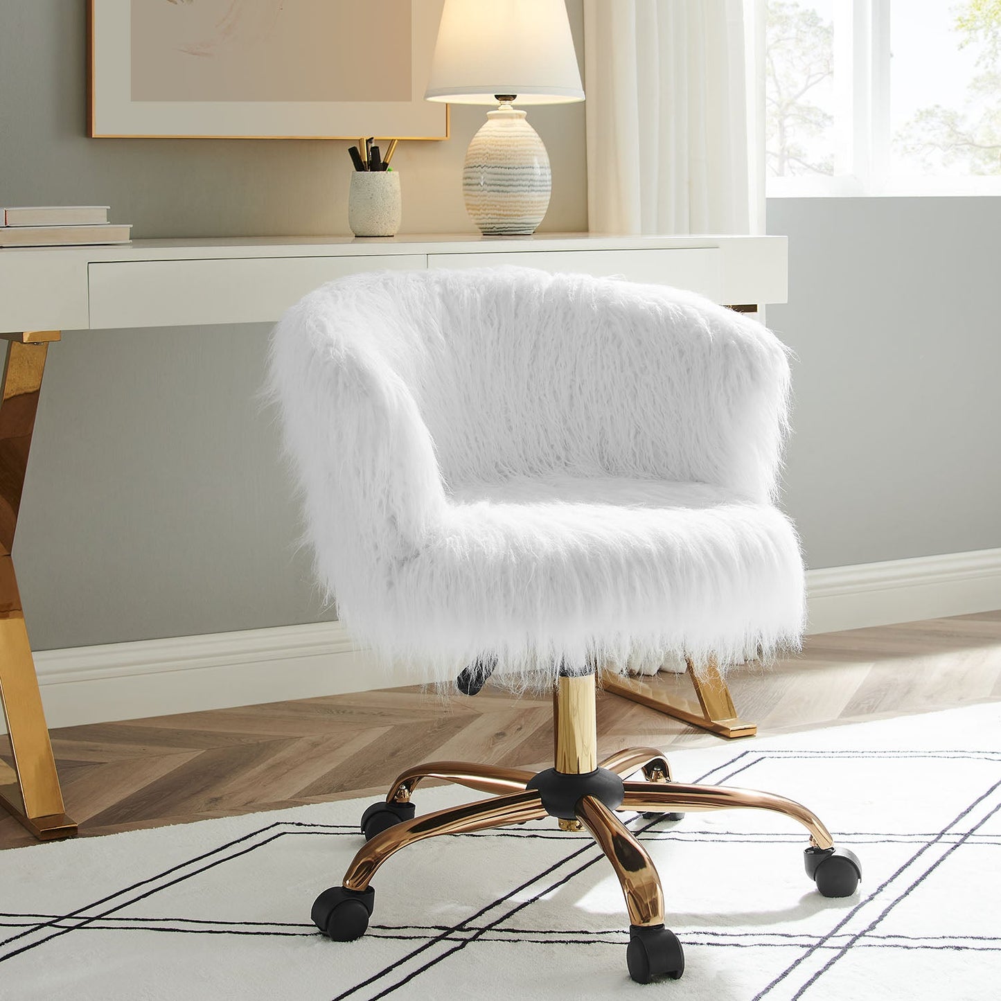 Fauteuil pivotant en fausse fourrure à poils longs Kylie Plush, blanc