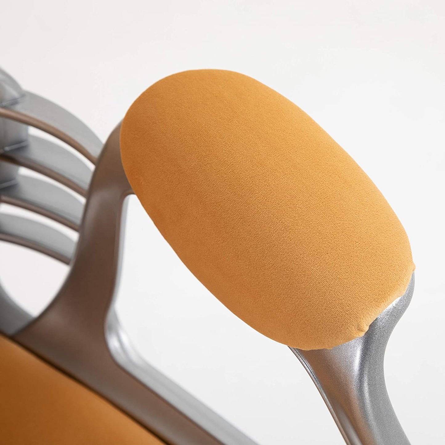 Fauteuil pivotant Chesterfield en velours moutarde