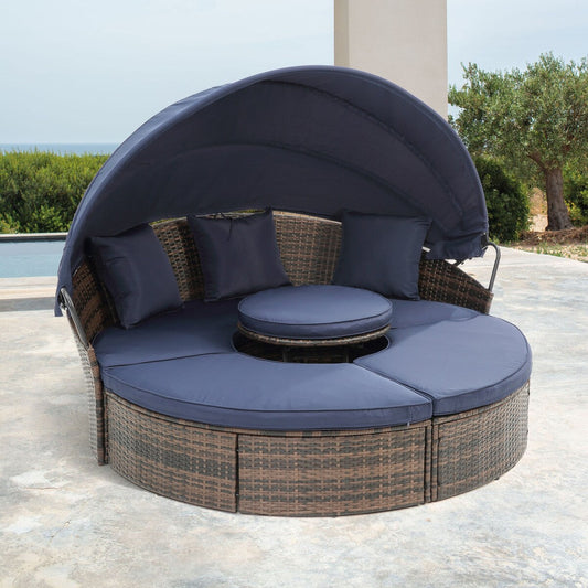 Lit de jour rond en rotin d'extérieur avec auvent et table basse relevable, canapé-lit bleu marine à assise profonde avec oreillers et coussins lavables