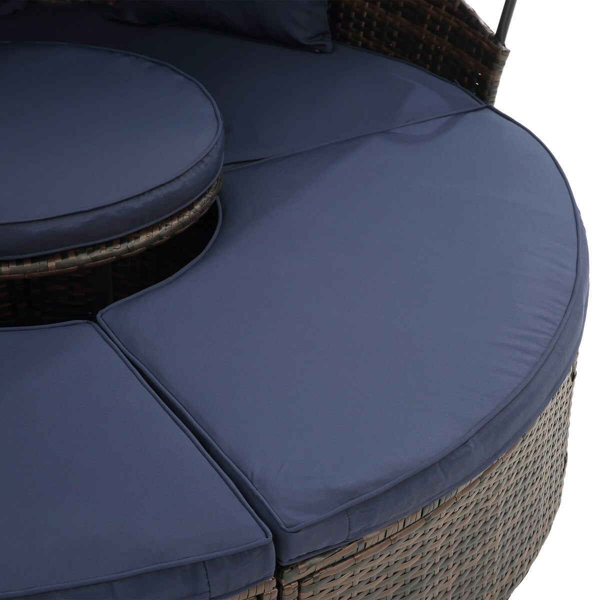 Lit de jour rond en rotin d'extérieur avec auvent et table basse relevable, canapé-lit bleu marine à assise profonde avec oreillers et coussins lavables
