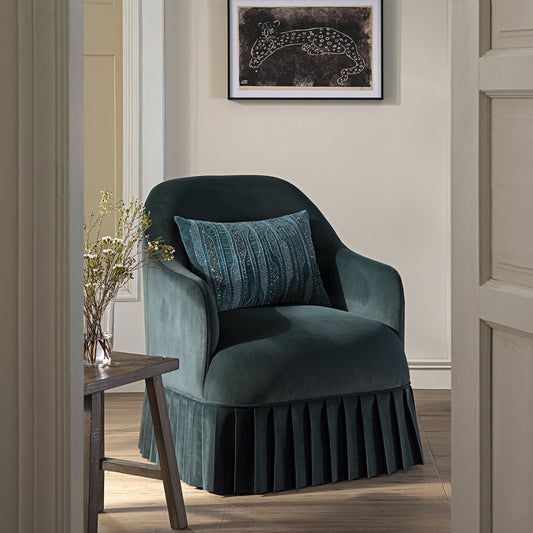 Fauteuil à jupe Calliope, velours bleu égéen