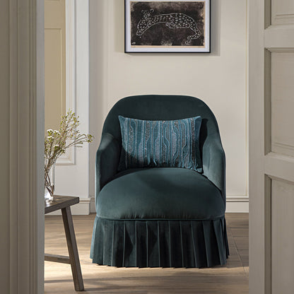 Fauteuil à jupe Calliope, velours bleu égéen