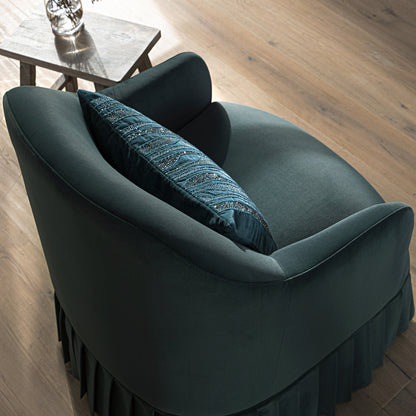 Fauteuil à jupe Calliope, velours bleu égéen