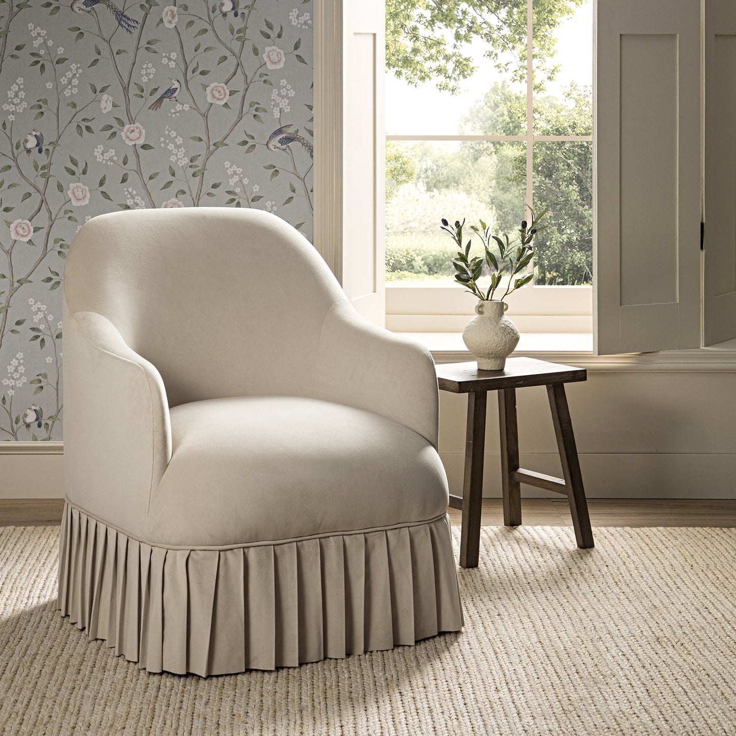 Fauteuil à jupe Calliope, velours beige
