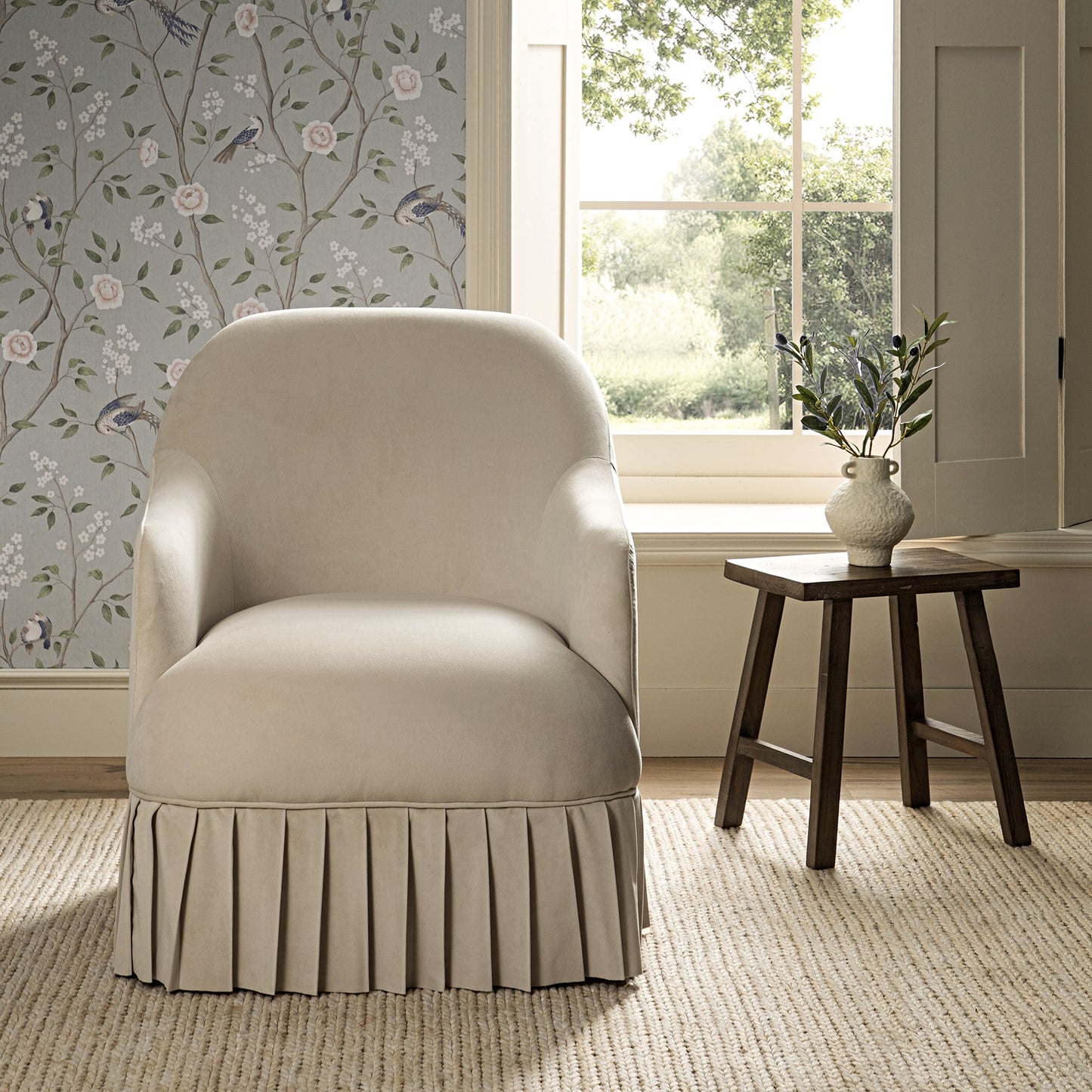 Fauteuil à jupe Calliope, velours beige