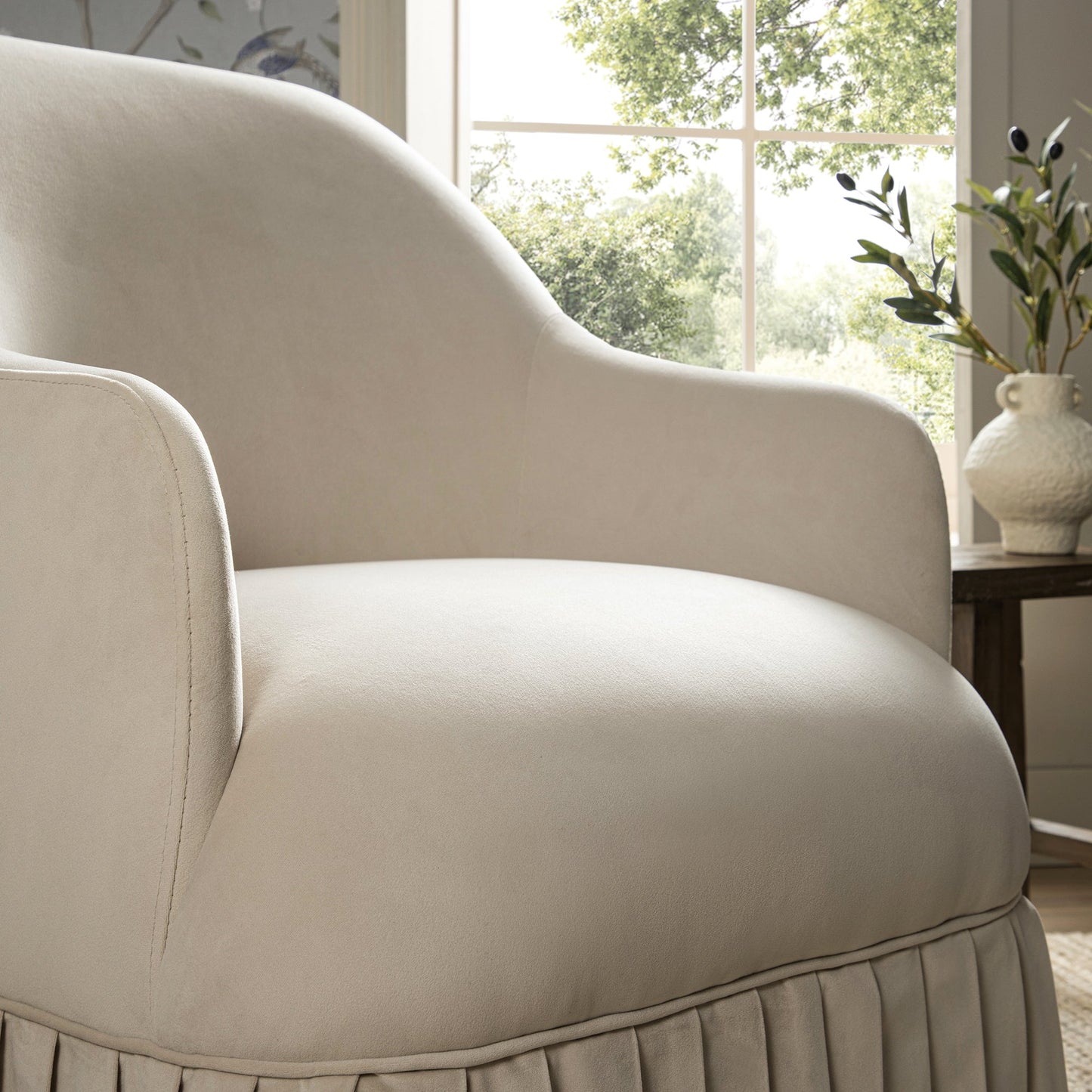 Fauteuil à jupe Calliope, velours beige