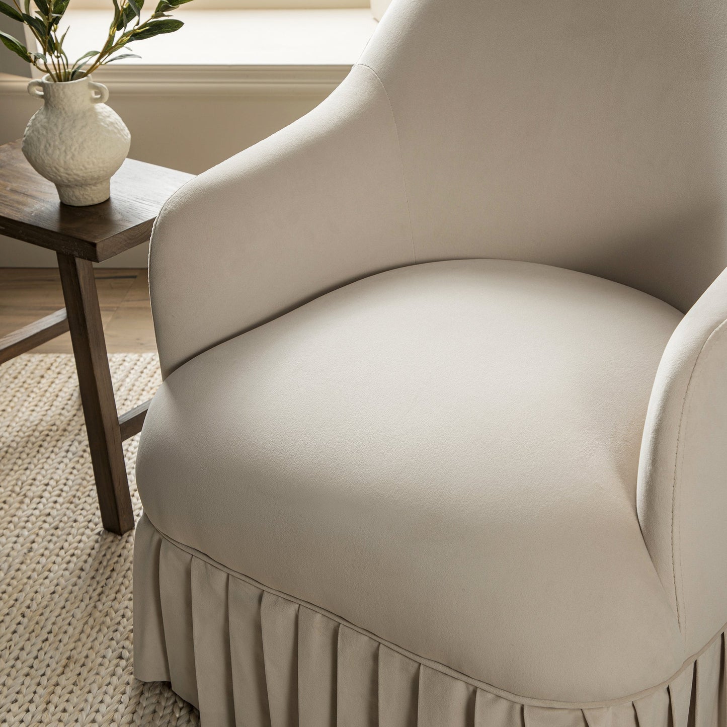 Fauteuil à jupe Calliope, velours beige