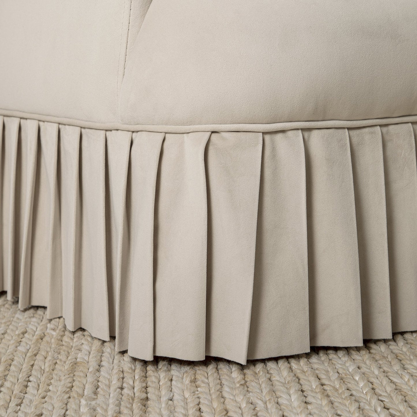 Fauteuil à jupe Calliope, velours beige