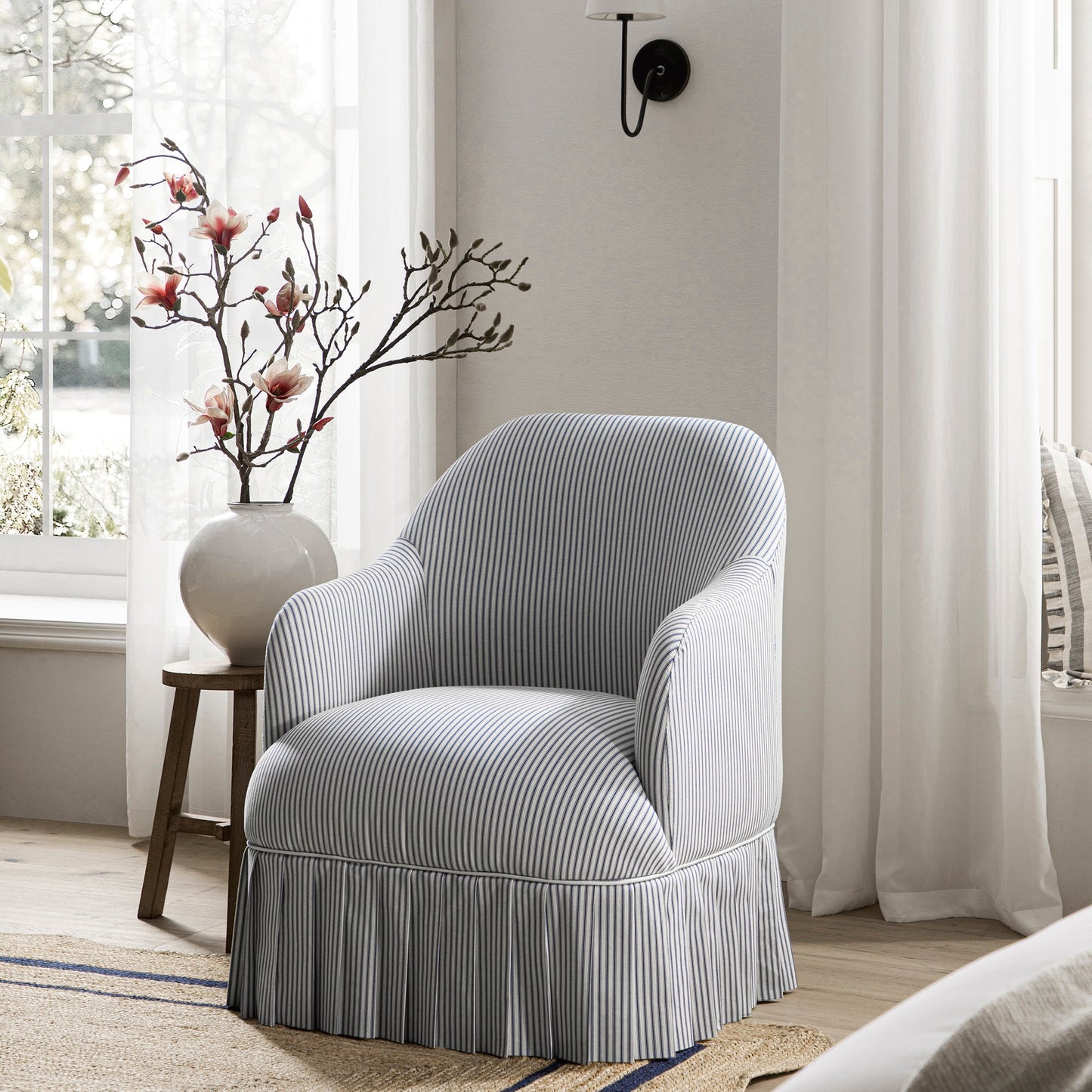 Fauteuil à jupe Calliope, rayé bleu