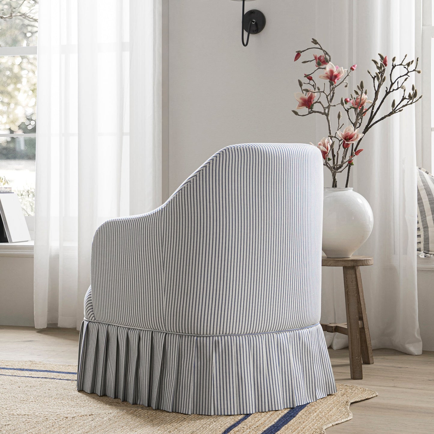 Fauteuil à jupe Calliope, rayé bleu