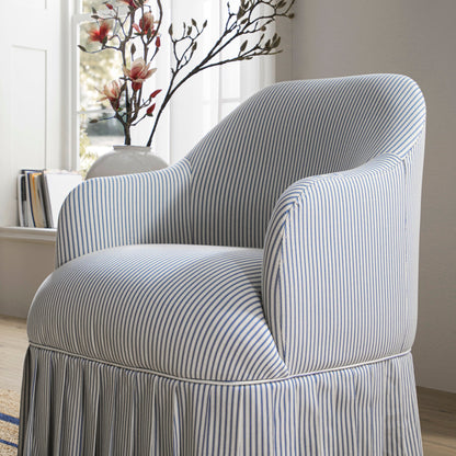 Fauteuil à jupe Calliope, rayé bleu