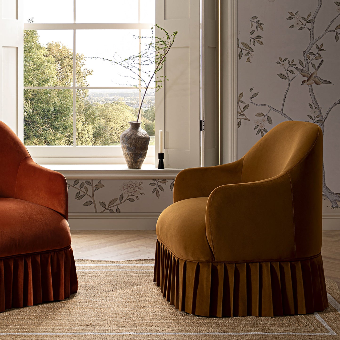 Fauteuil à jupe Calliope, velours cannelle