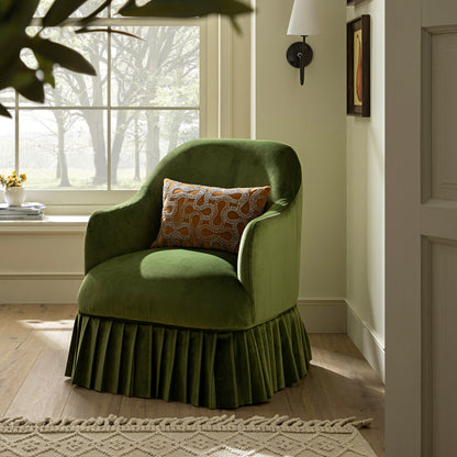 Fauteuil à jupe Calliope, velours vert fougère