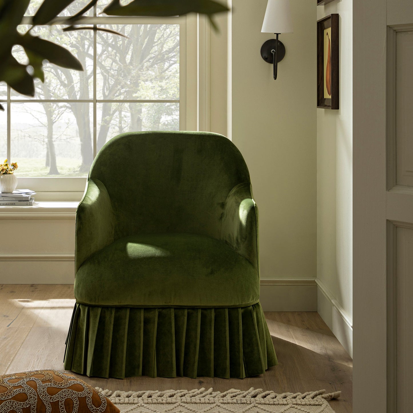 Fauteuil à jupe Calliope, velours vert fougère