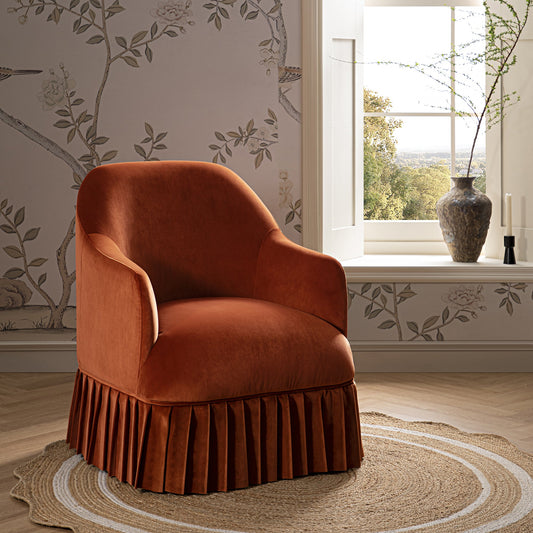 Fauteuil à jupe Calliope, velours rouille