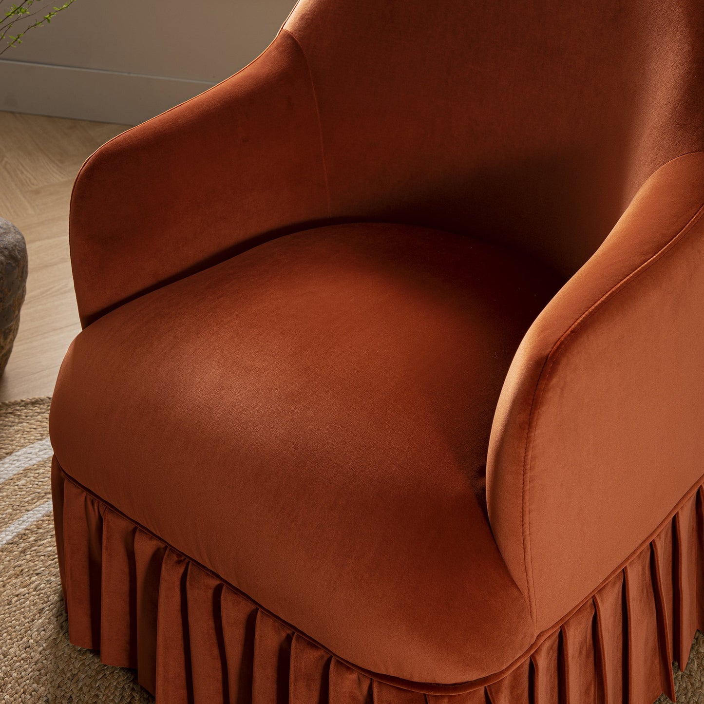 Fauteuil à jupe Calliope, velours rouille