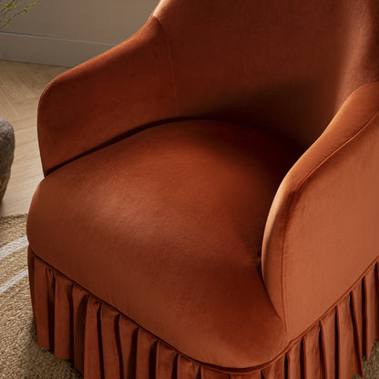 Fauteuil à jupe Calliope, velours rouille