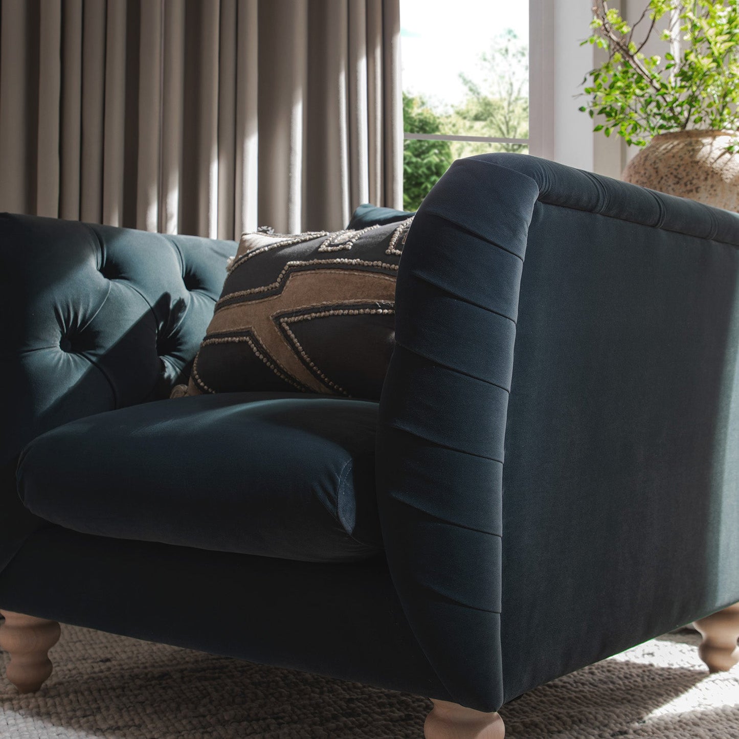 Fauteuil Chesterfield Ashby, velours bleu égéen