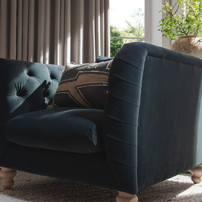 Fauteuil Chesterfield Ashby, velours bleu égéen