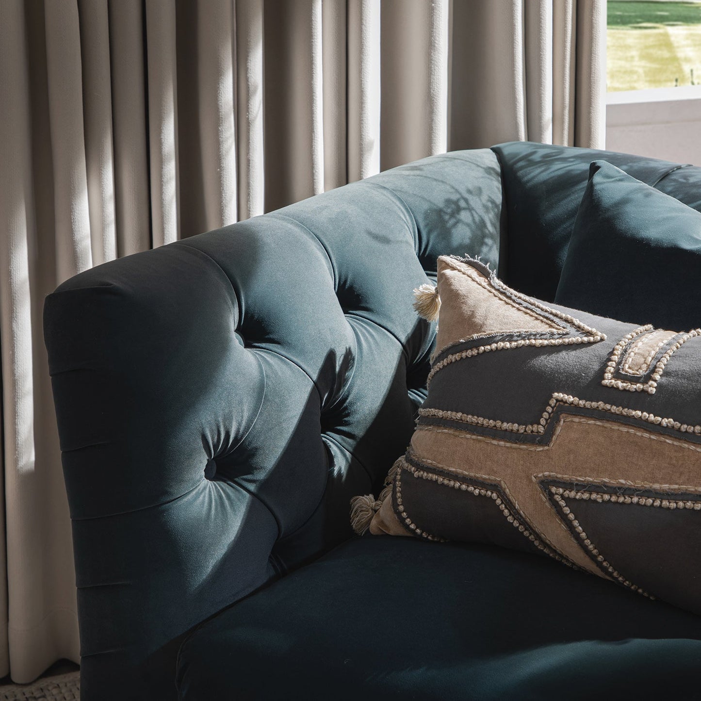 Fauteuil Chesterfield Ashby, velours bleu égéen