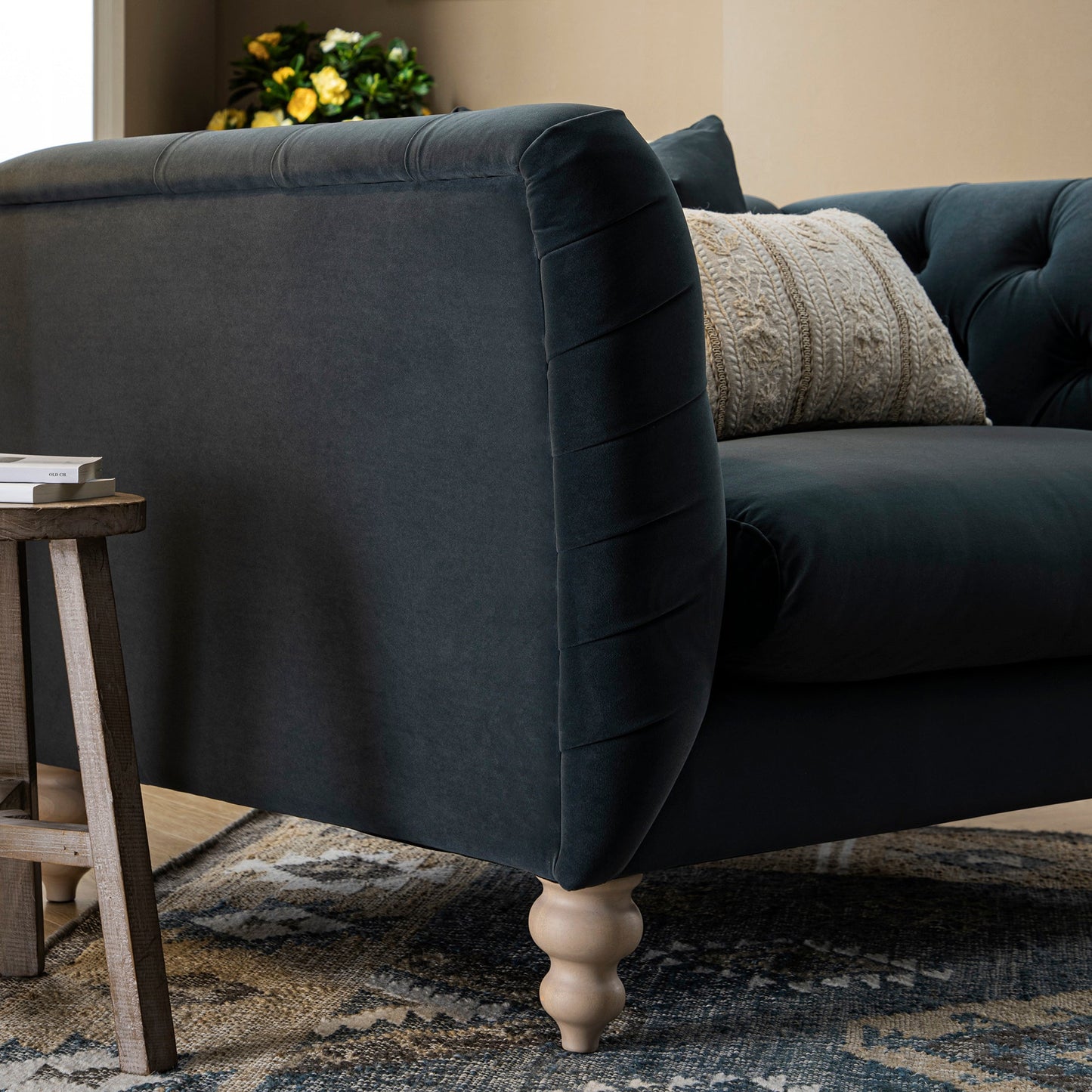 Causeuse Ashby Chesterfield, velours bleu égéen