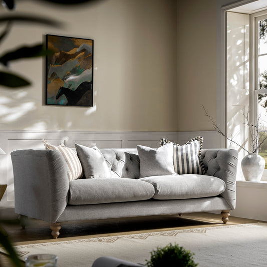 Grand canapé 3 places Ashby Chesterfield, chenille gris brume