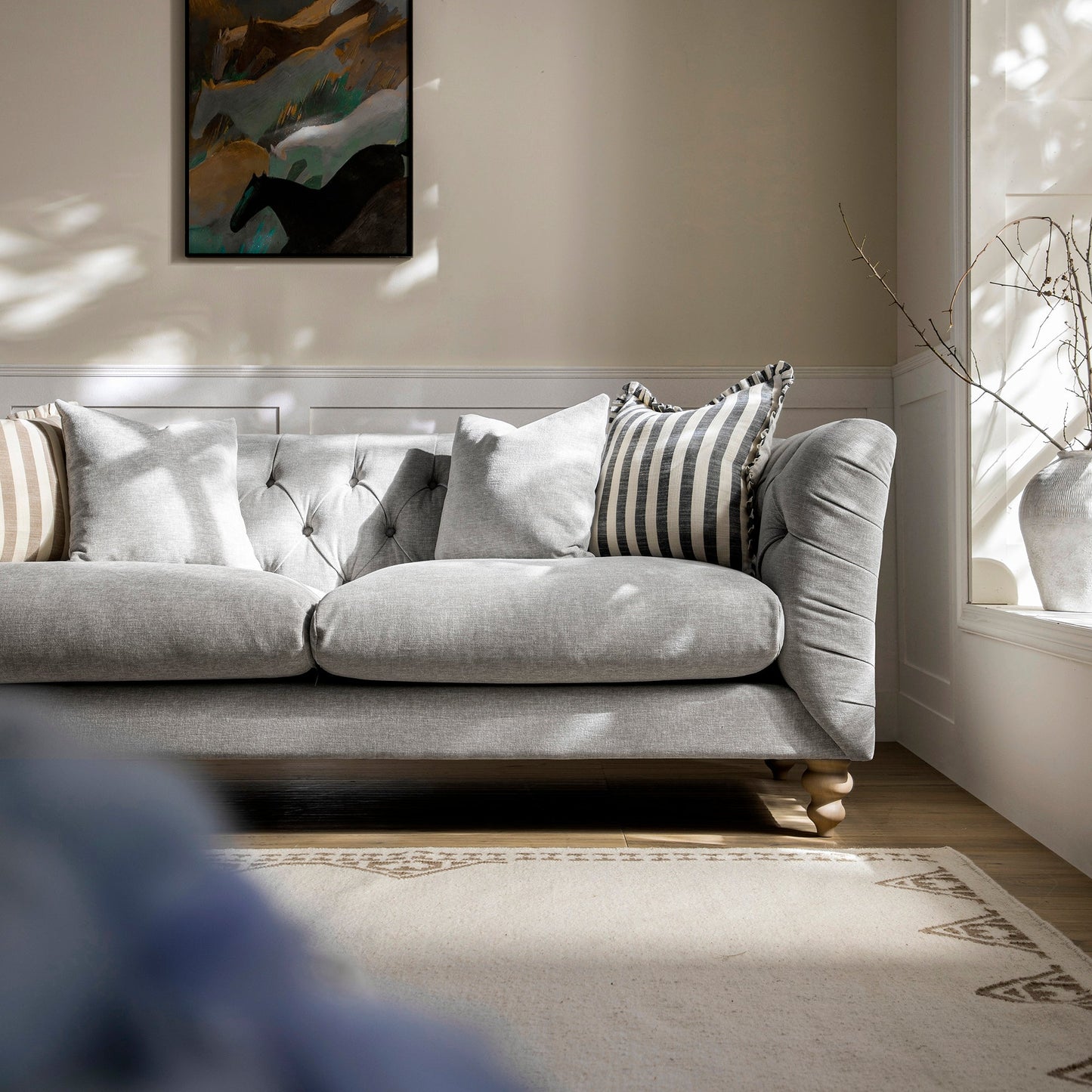 Grand canapé 3 places Ashby Chesterfield, chenille gris brume