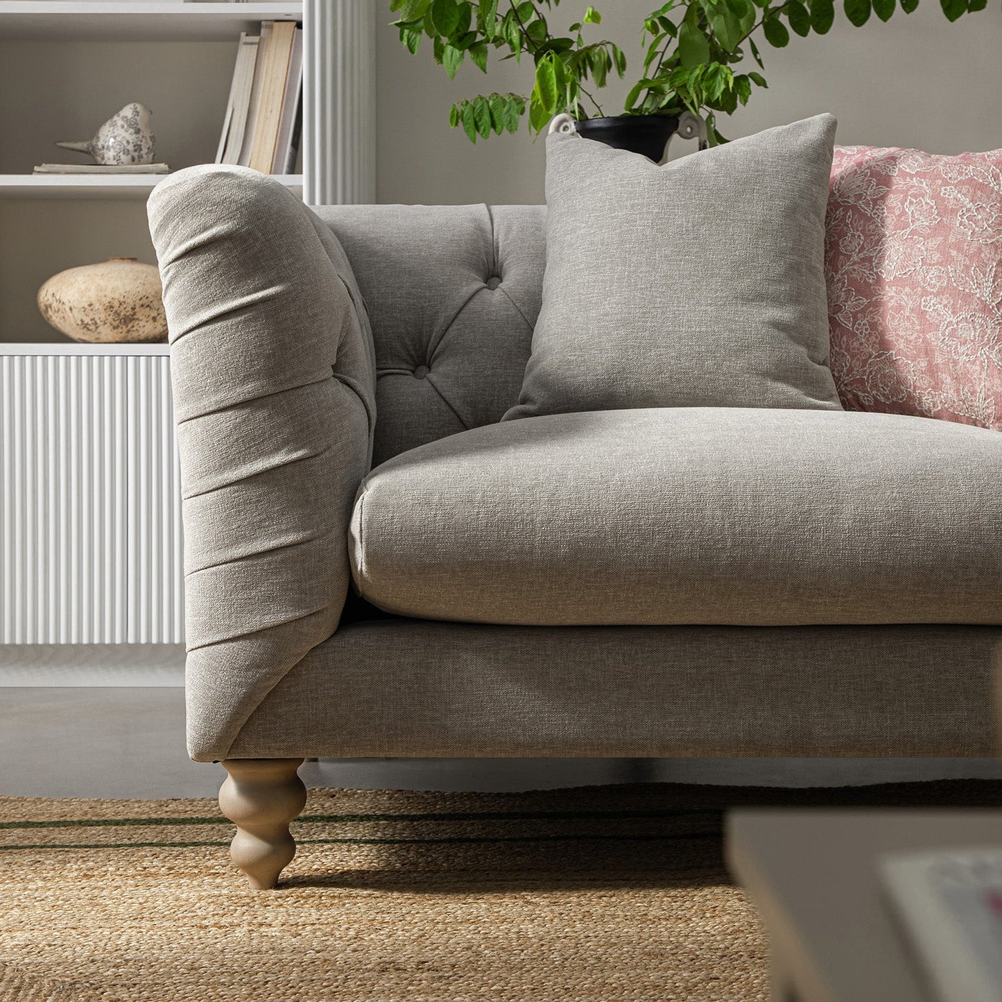 Causeuse Ashby Chesterfield, chenille gris brume