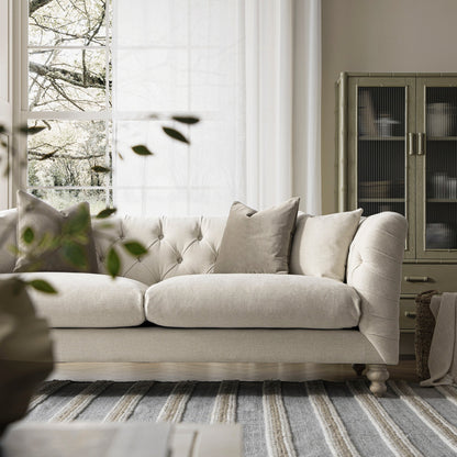 Grand canapé 3 places Ashby Chesterfield, chenille avoine