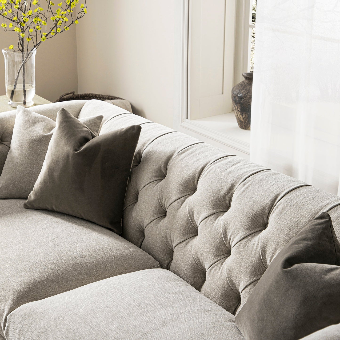 Grand canapé 3 places Ashby Chesterfield, chenille avoine