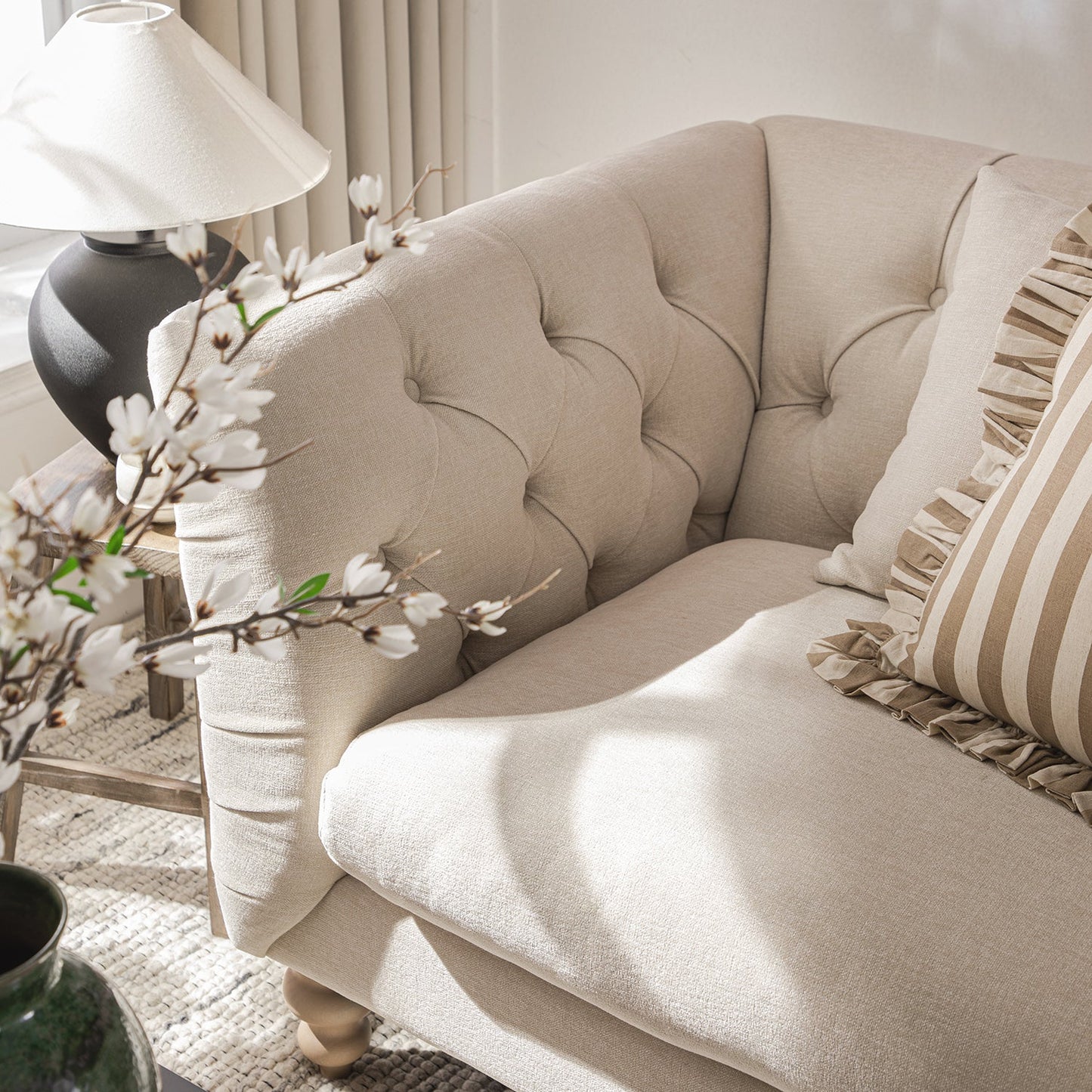 Causeuse Ashby Chesterfield, chenille avoine